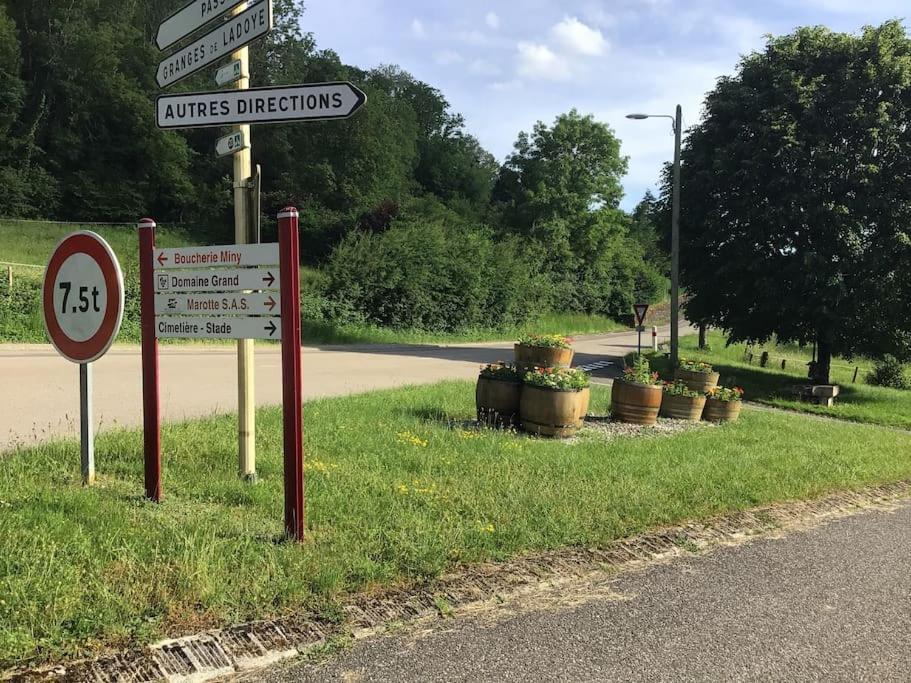 Au coeur des vignes à proximité des lacs et cascades ambiance cosy poêle à granulés Passenans Extérieur photo